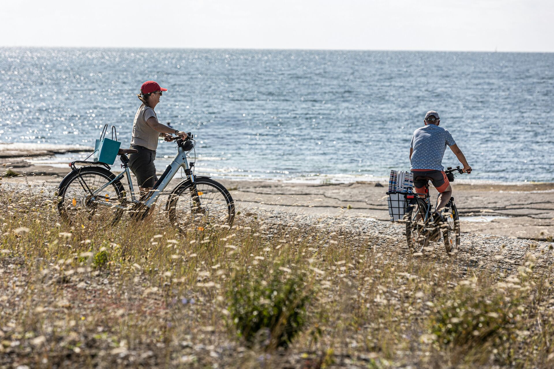 P&auml;rchen mit Fahrr&auml;dern am Meer