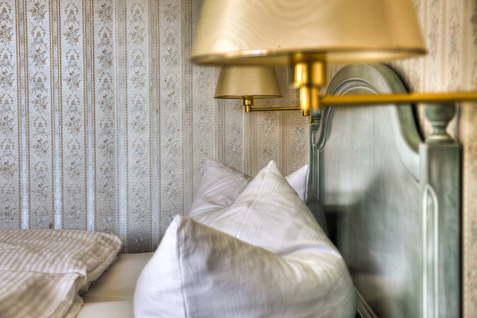 Doppelzimmer Hotel am Markt Altentreptow mit Blick auf Schrank und Fenster